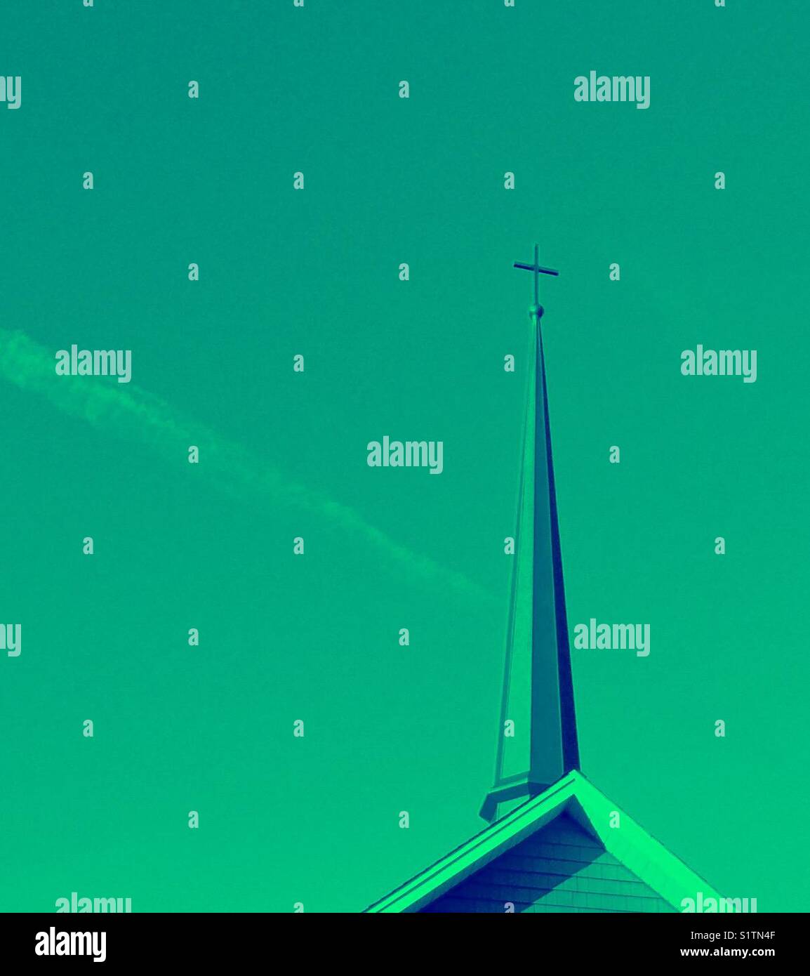 Grün getönter Kirchturm Stockfoto