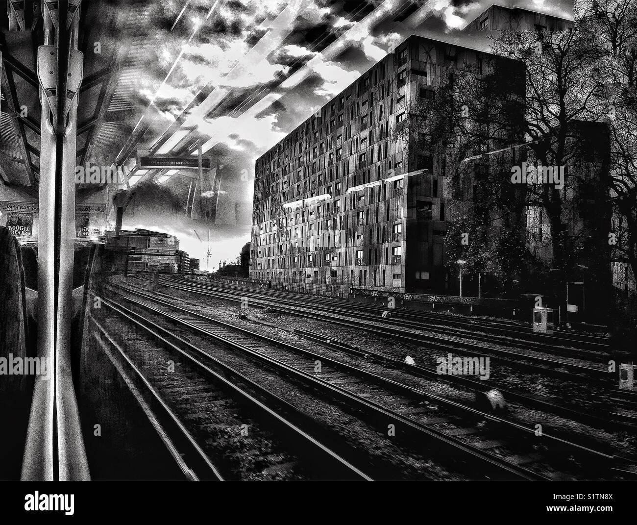 Blick von einem Londoner Nahverkehrszug. - Smartphone-aufgenommenes Stockfoto