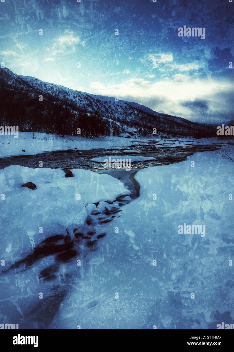 Fluss durch den Schnee läuft Stockfoto