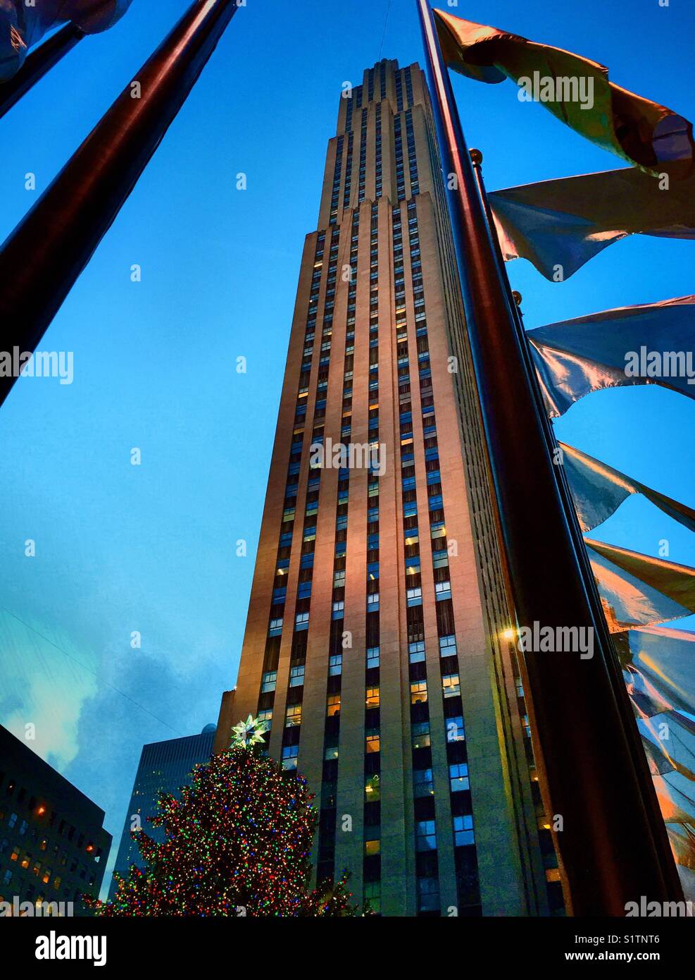 Flaggen rund um die Plaza in 30 Rock, Rockefeller Center, New York City, USA. Stockfoto