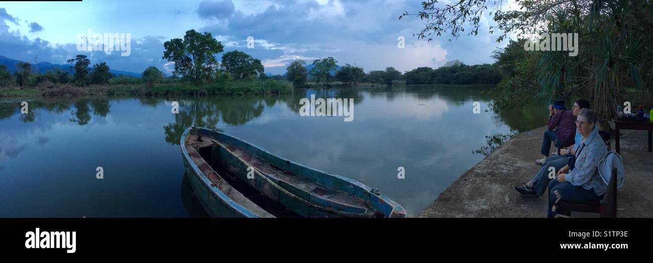 Eine ruhige Umgebung am See, um den Sonnenuntergang zu beobachten - Smartphone-aufgenommenes Stockfoto