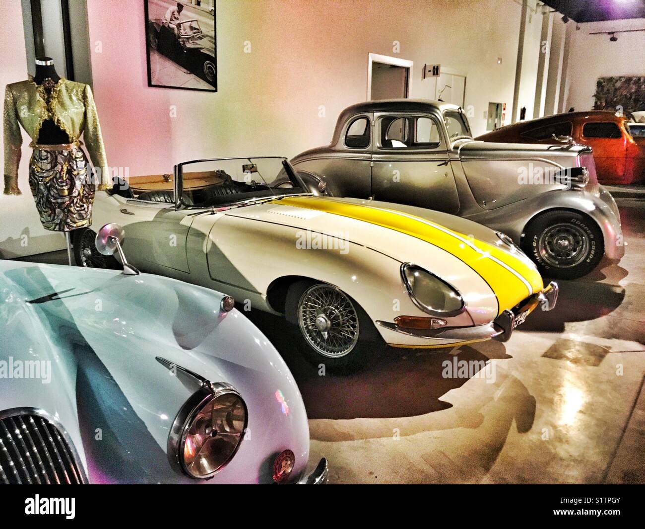 Automobil museum in Málaga, Andalusien, Spanien. Jaguar 1952, Jaguar 1961, Ford 1934 Modell 40 - Smartphone-aufgenommenes Stockfoto