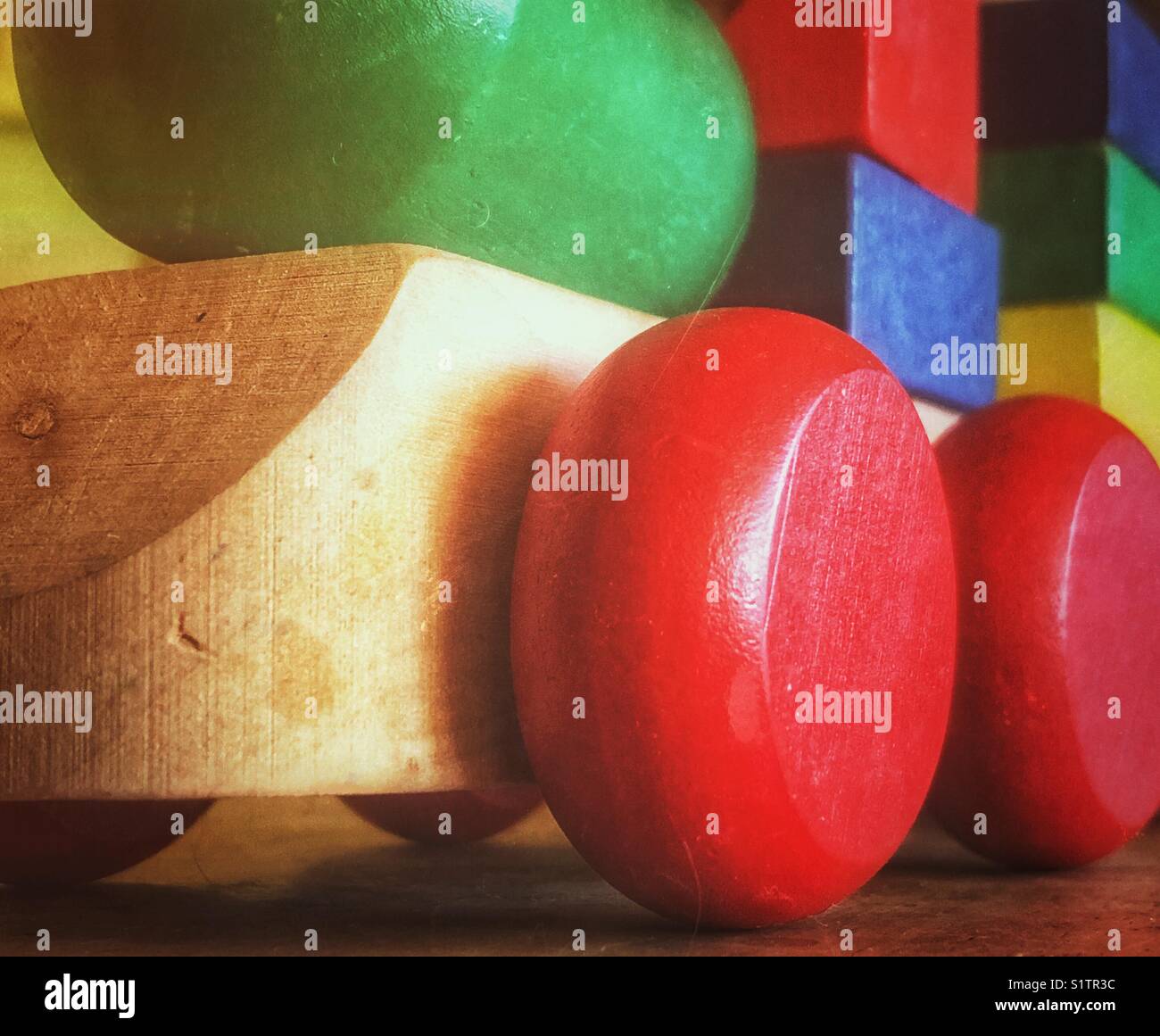 Nahaufnahme von Holzspielzeug Block des Kindes Zug mit Stück in Rot, Blau, Grün und Gelb lackiert Stockfoto