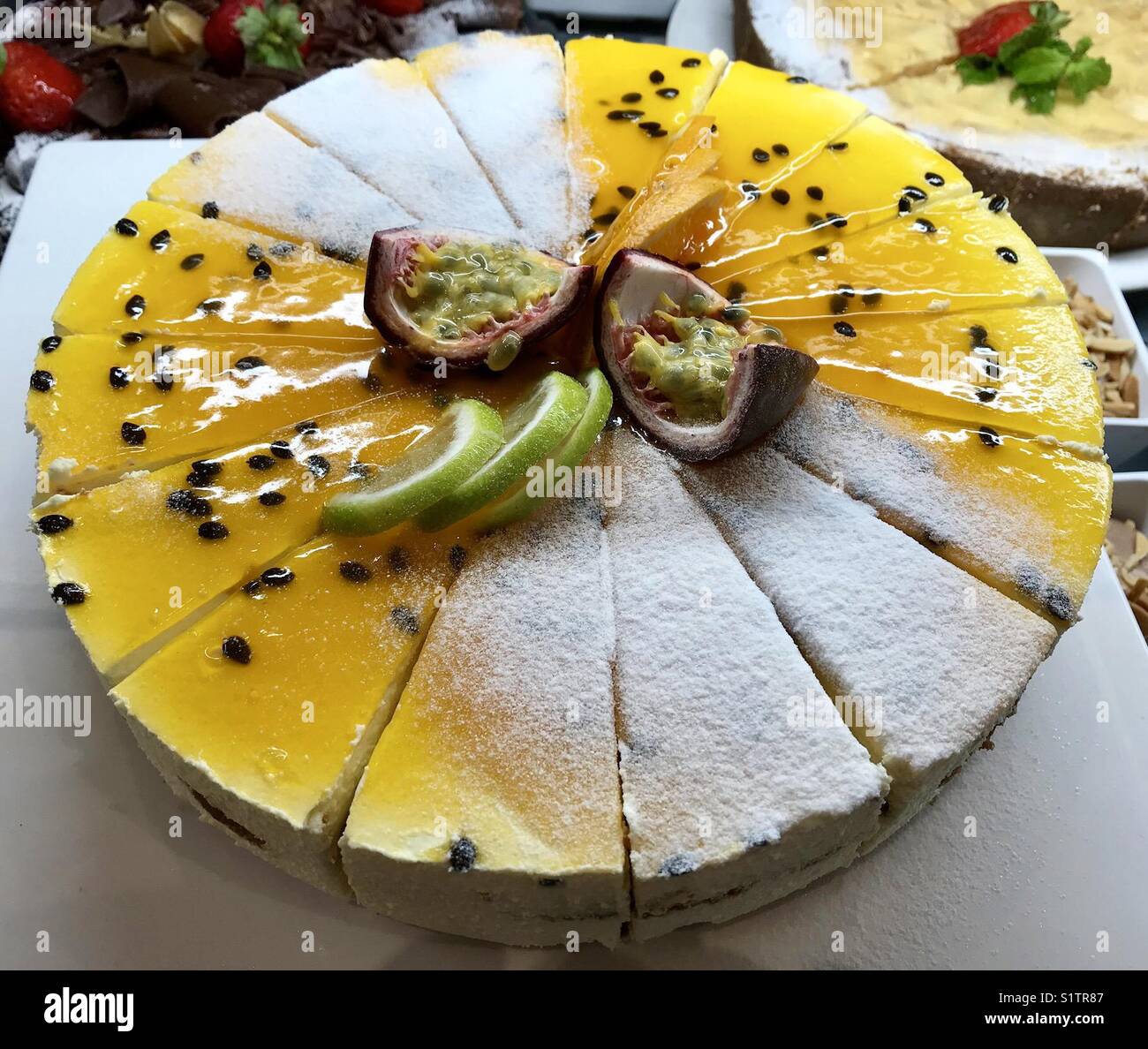 Käsekuchen mit Zitrone topping und mit Feigen und Scheiben von Kalk ...