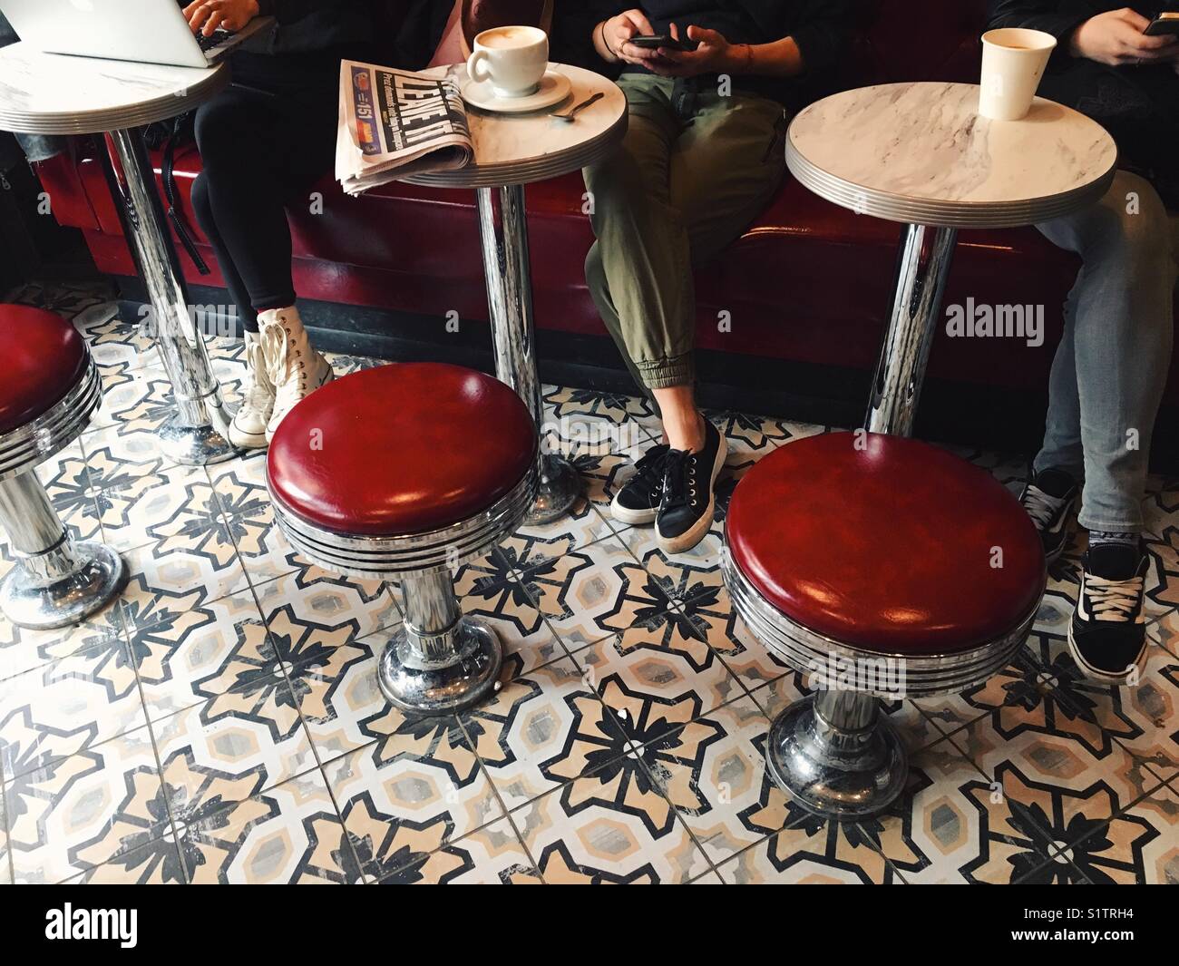 Leute in einem Cafe sitzen. - Smartphone-aufgenommenes Stockfoto