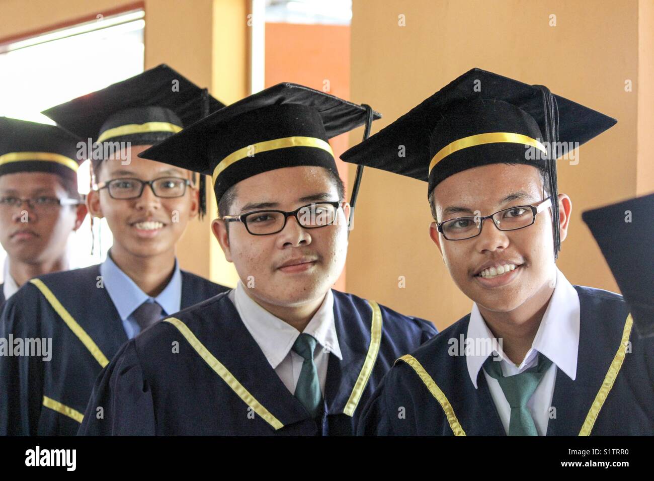 Secondary School Graduation Day mit hellen Lächeln von Spektakel Student Stockfoto