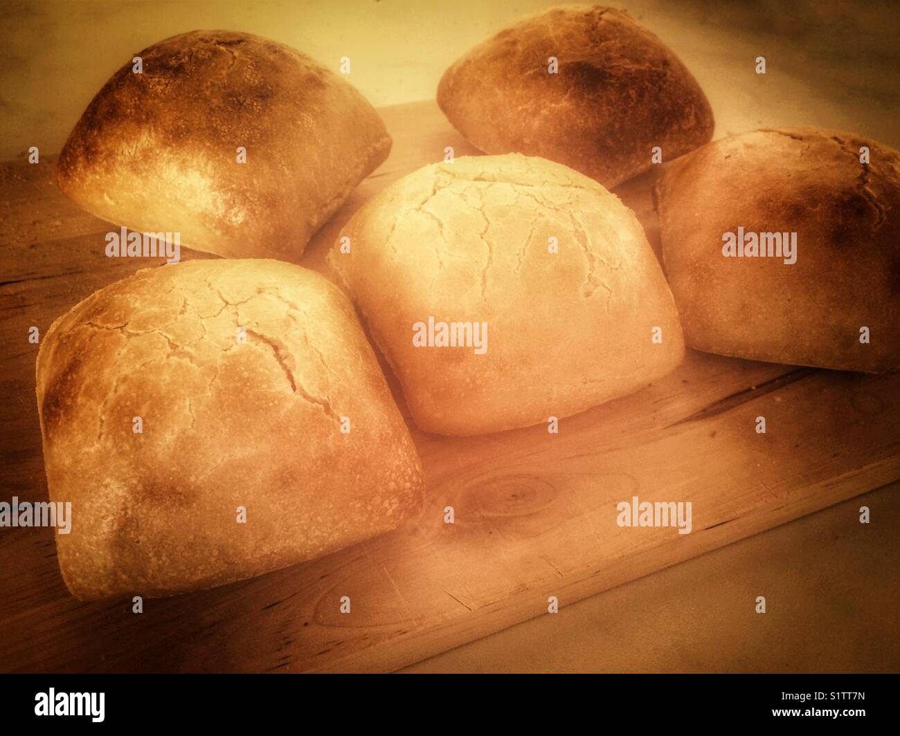 Frisch gebackene Brötchen auf ein Holzbrett. - Smartphone-aufgenommenes Stockfoto