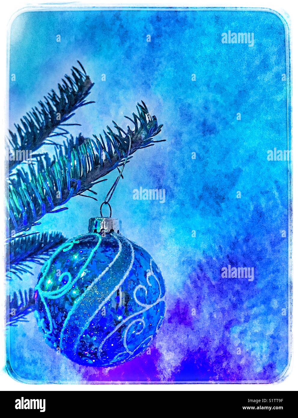 Fancy Weihnachtskugel hängend an einer Kiefer Zweig Stockfoto
