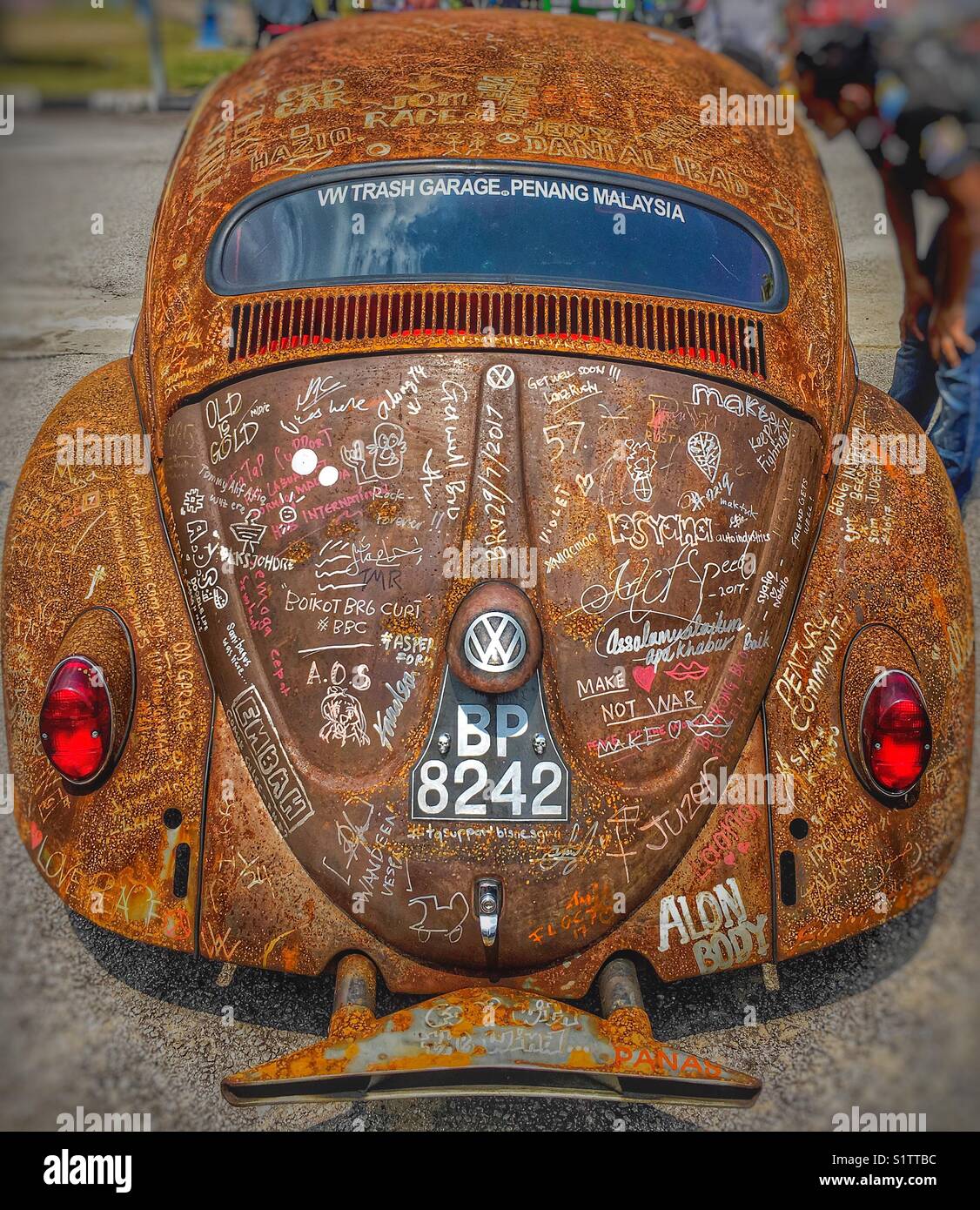 Die Rückseite der Klassische VW Käfer mit brauner Farbe und Zeichen Stockfoto