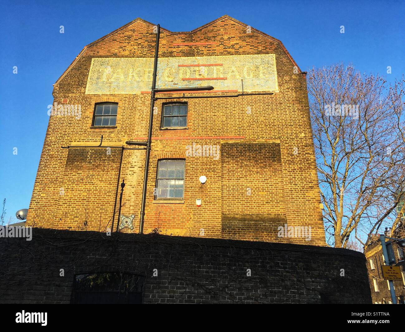 Was früher die Mut & Co. Ltd Brauerei übernehmen Sie Mut Advert Stockfoto