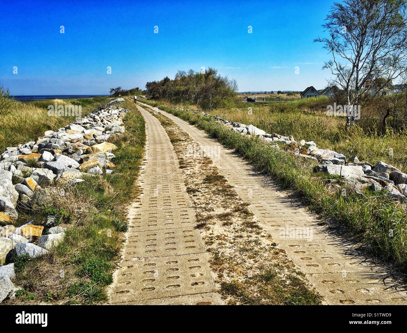 Weg entlang der Ostseeküste zwischen Darlowo und Jaroslawiec Städte in Polen Stockfoto