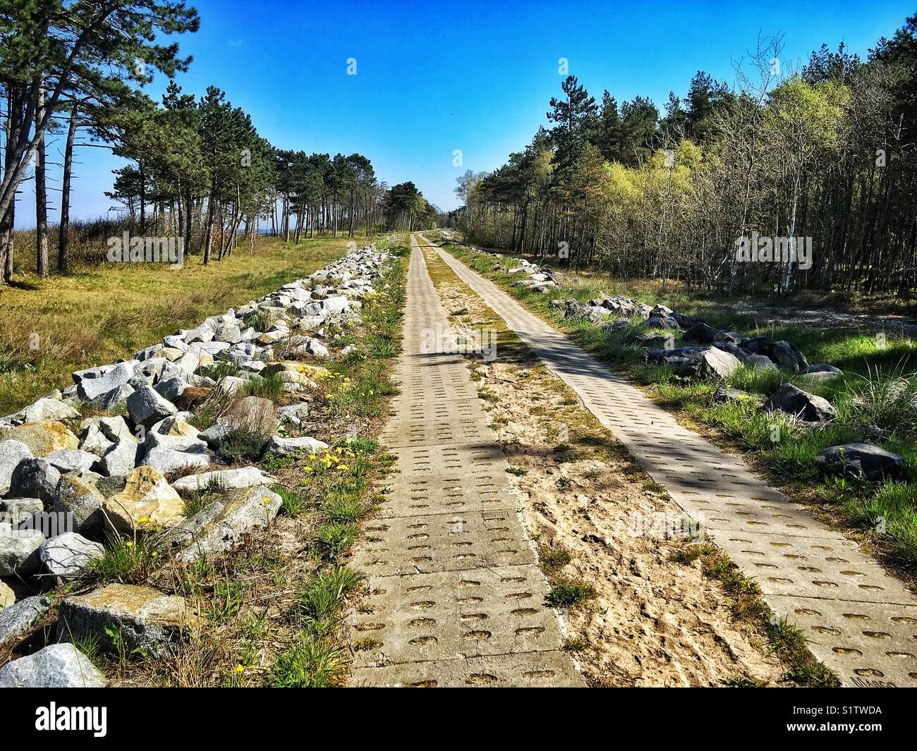 Weg entlang der Ostseeküste zwischen Darlowo und Jaroslawiec Städte in Polen Stockfoto