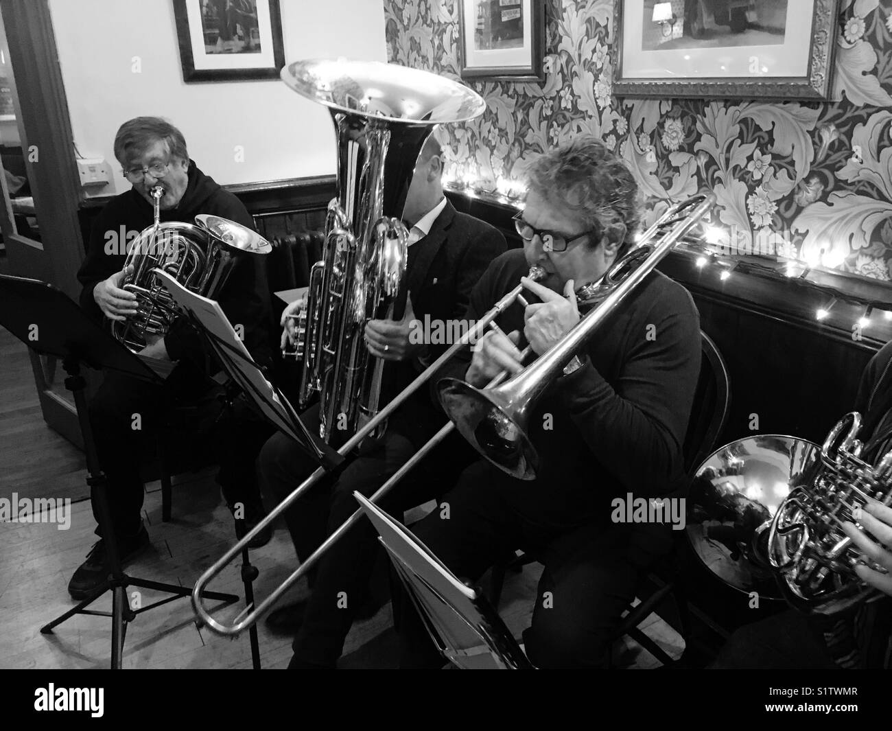 Brass Band in der Kneipe spielen Weihnachtslieder Stockfoto