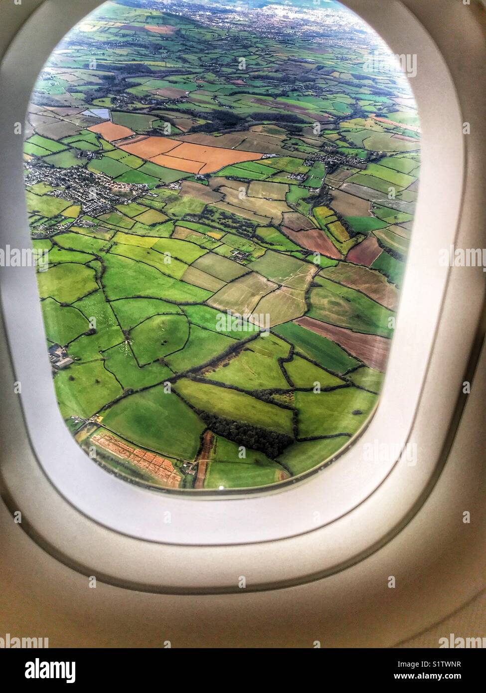 Blick aus einem Flugzeug über grüne Felder im Winter, in Land in Bristol, UK. Stockfoto