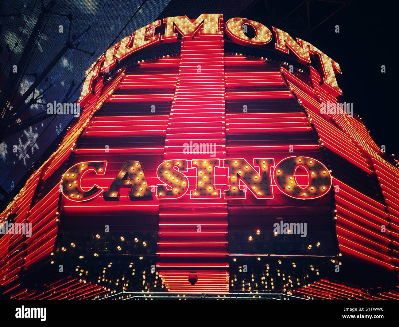 Neon Dekor vor Fremont Casino in Las Vegas, Nevada - Smartphone-aufgenommenes Stockfoto