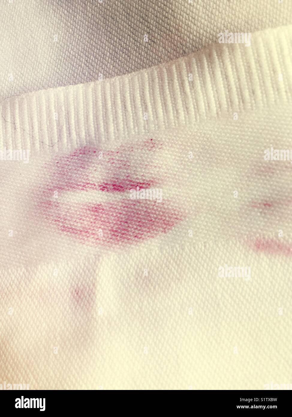 Tuch weiss Serviette mit roten Lippenstift kiss Close up - Smartphone-aufgenommenes Stockfoto