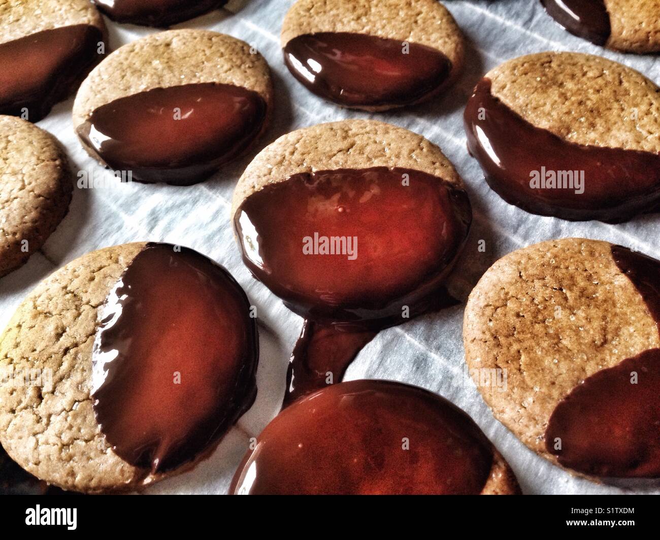 Hausgemachte Weihnachtsplätzchen auf Backblech. - Smartphone-aufgenommenes Stockfoto