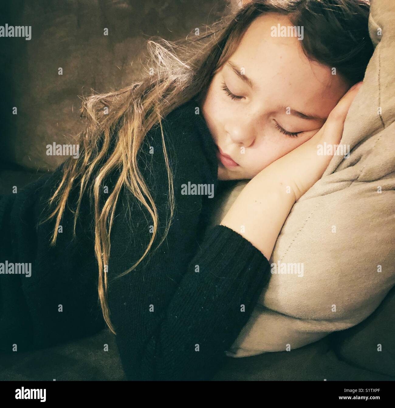 Schlafen 10 Jahre alte Mädchen mit unordentlich langen Haare Stockfoto