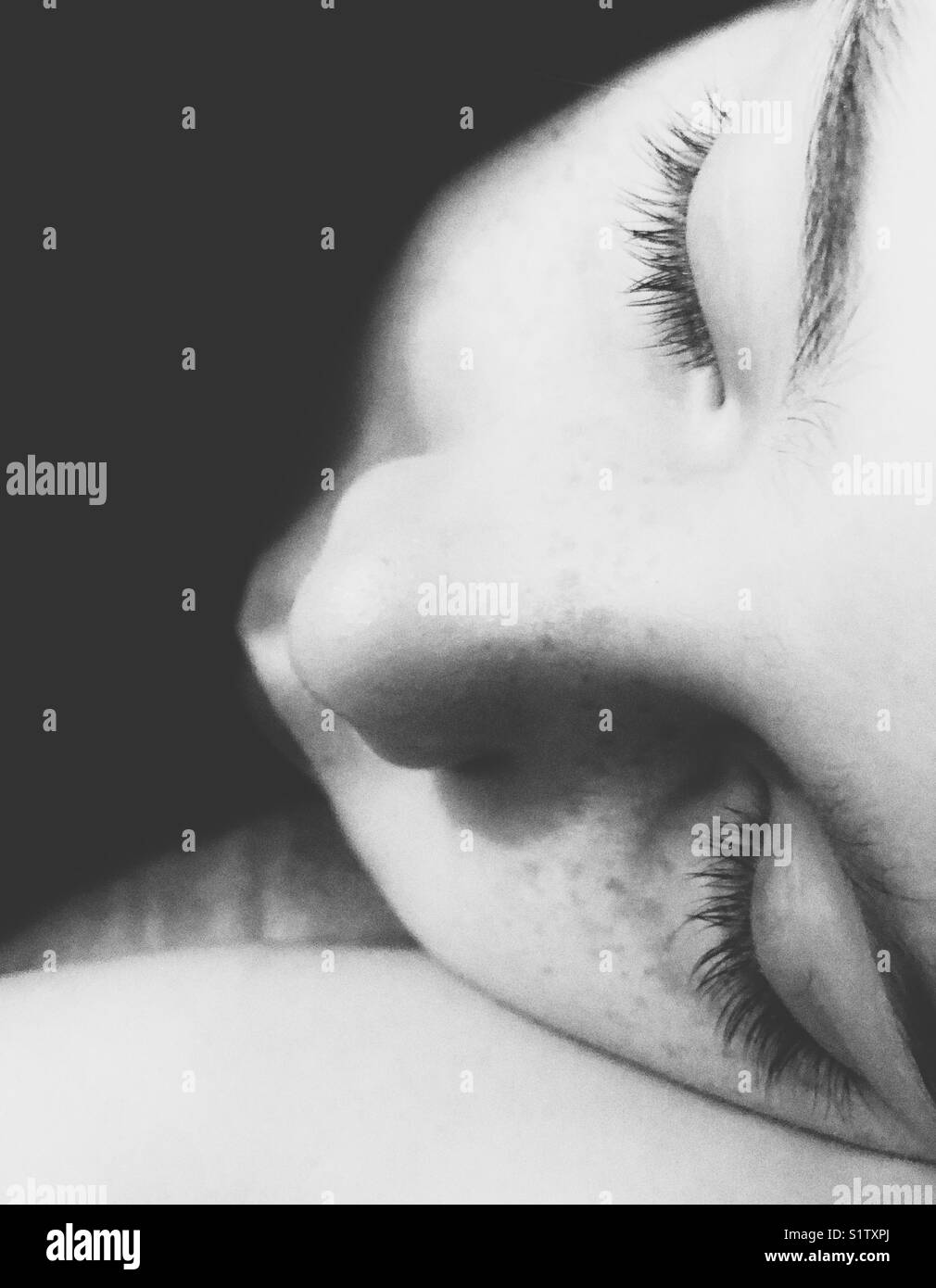 Close Up, von oben schwarz-weiß Bild von Schlafen zehn Jahre altes Mädchen Stockfoto
