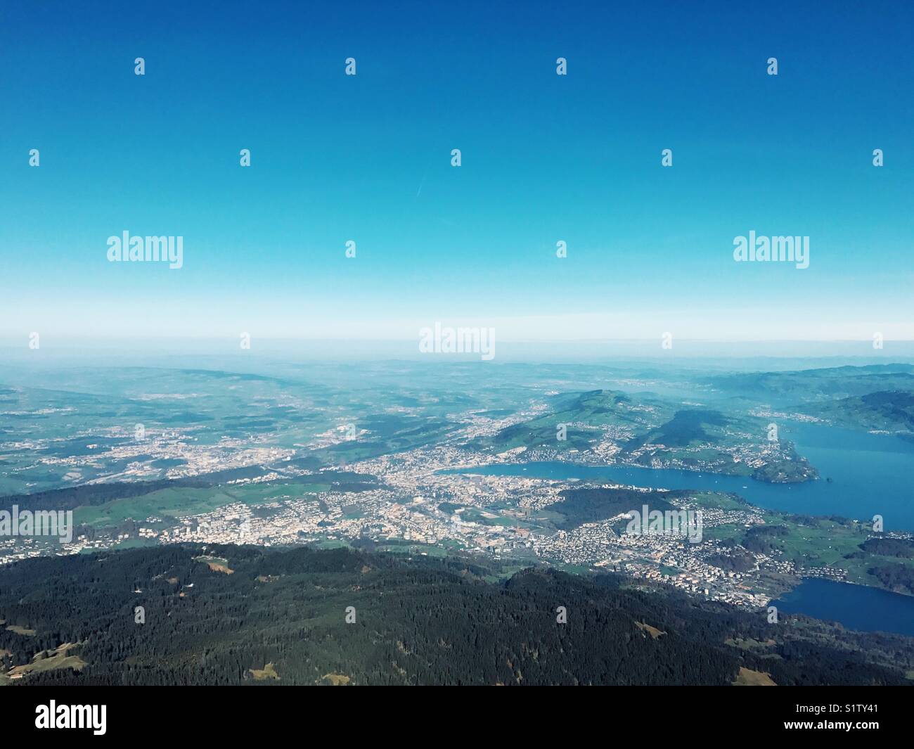 Luftaufnahme von Berg, Bäume, See und Himmel in der Schweiz Stockfoto