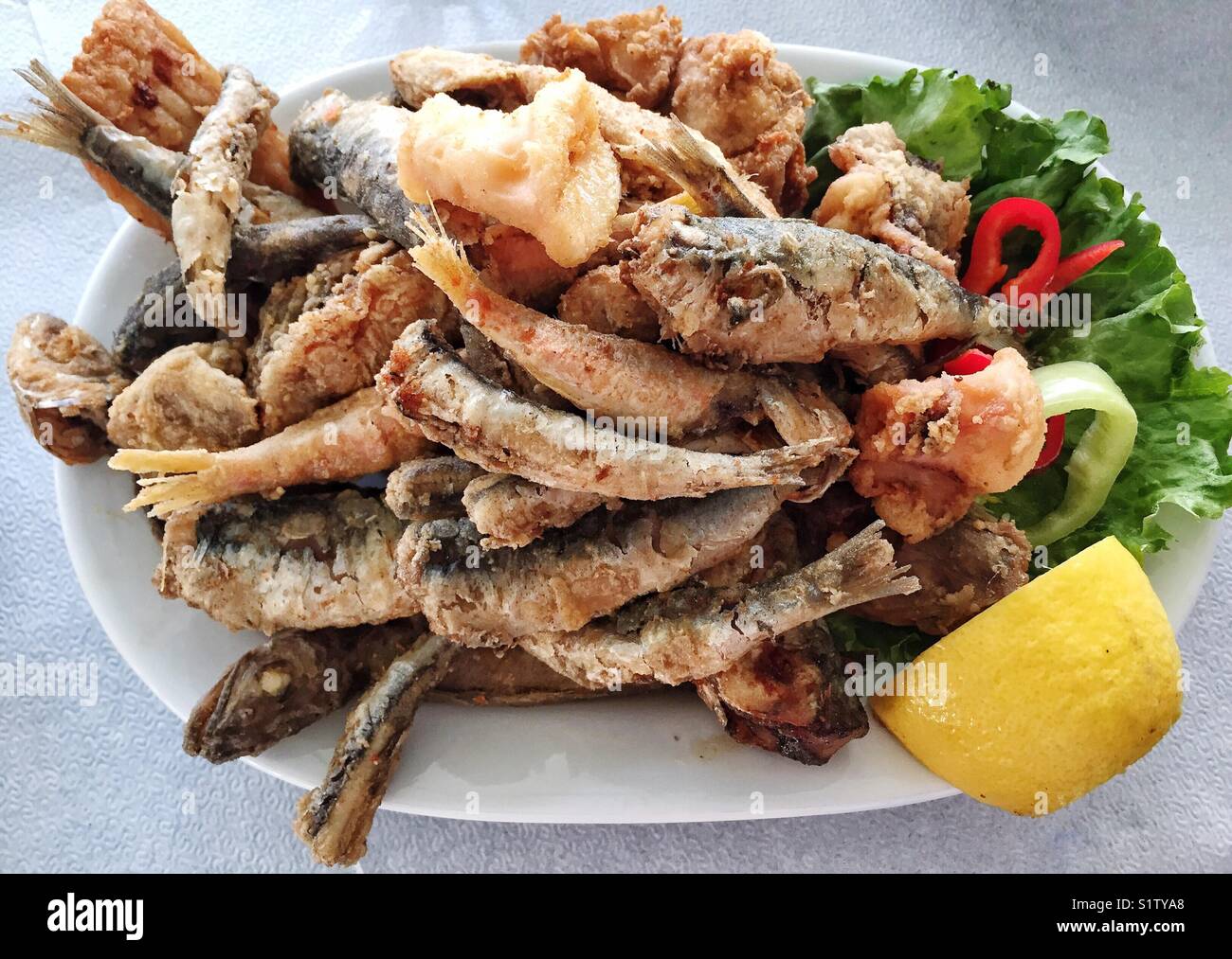 Gemischte frittierte Fisch Platte Stockfoto
