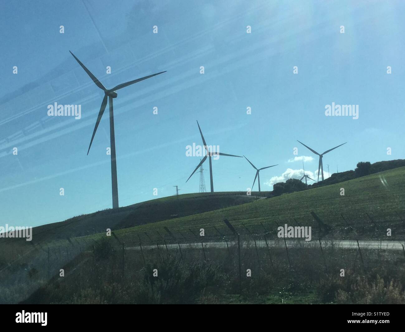 Windpark im Fahrzeug mit Reflexionen auf Glas - Smartphone-aufgenommenes Stockfoto