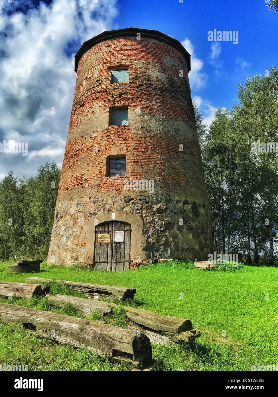 Ruiniert holländischen Windmühle in Gradzkie Dorf, Masuren Polen Stockfoto