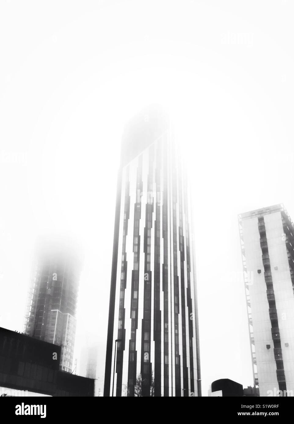 Der Strata Tower in Elephant und Castle teilweise verdeckt von Nebel. - Smartphone-aufgenommenes Stockfoto