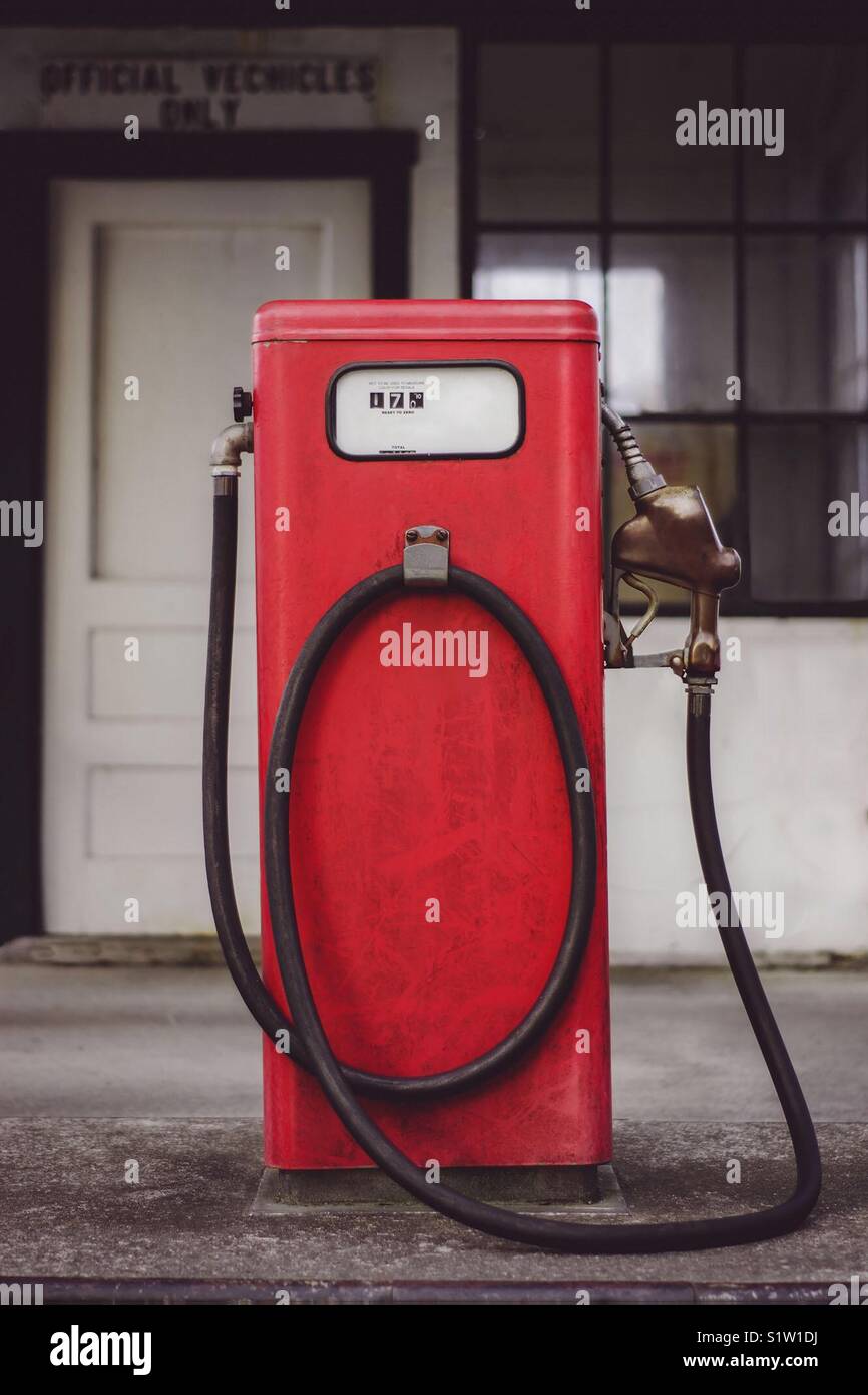 Altmodische Kraftstoffpumpe außerhalb eines Vintage Tankstelle. Port Townsend, Fort Warden, Washington State, USA. Stockfoto