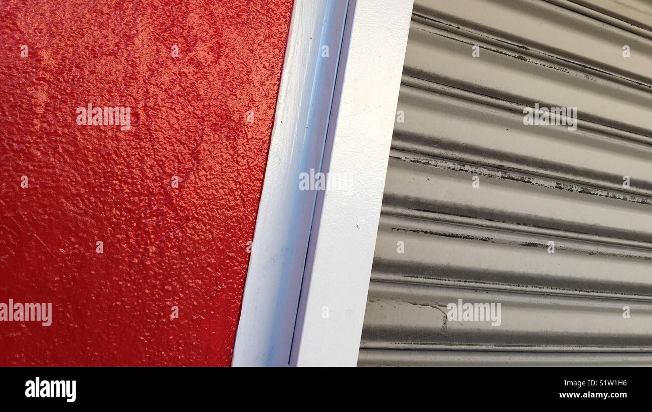 Rote Wand und Stahl Shutter, Hintergrund Textur Stockfoto