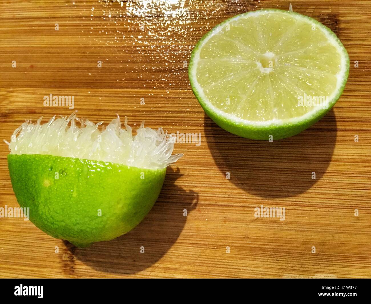 Kalk Obst in der Hälfte mit einer Hälfte gepresst. - Smartphone-aufgenommenes Stockfoto