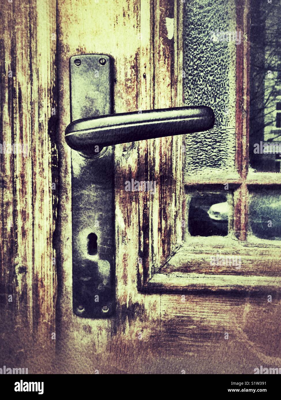 Alte Türgriff auf Holz Türen - Einladung für Diebe Stockfoto