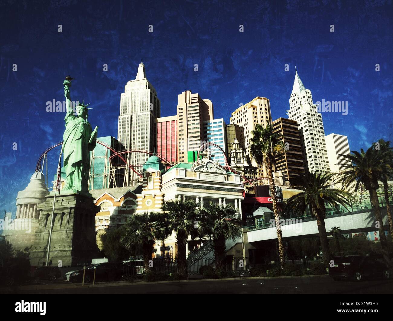 Modell der Freiheitsstatue vor New York New York Hotel in Las Vegas, Nevada - Smartphone-aufgenommenes Stockfoto