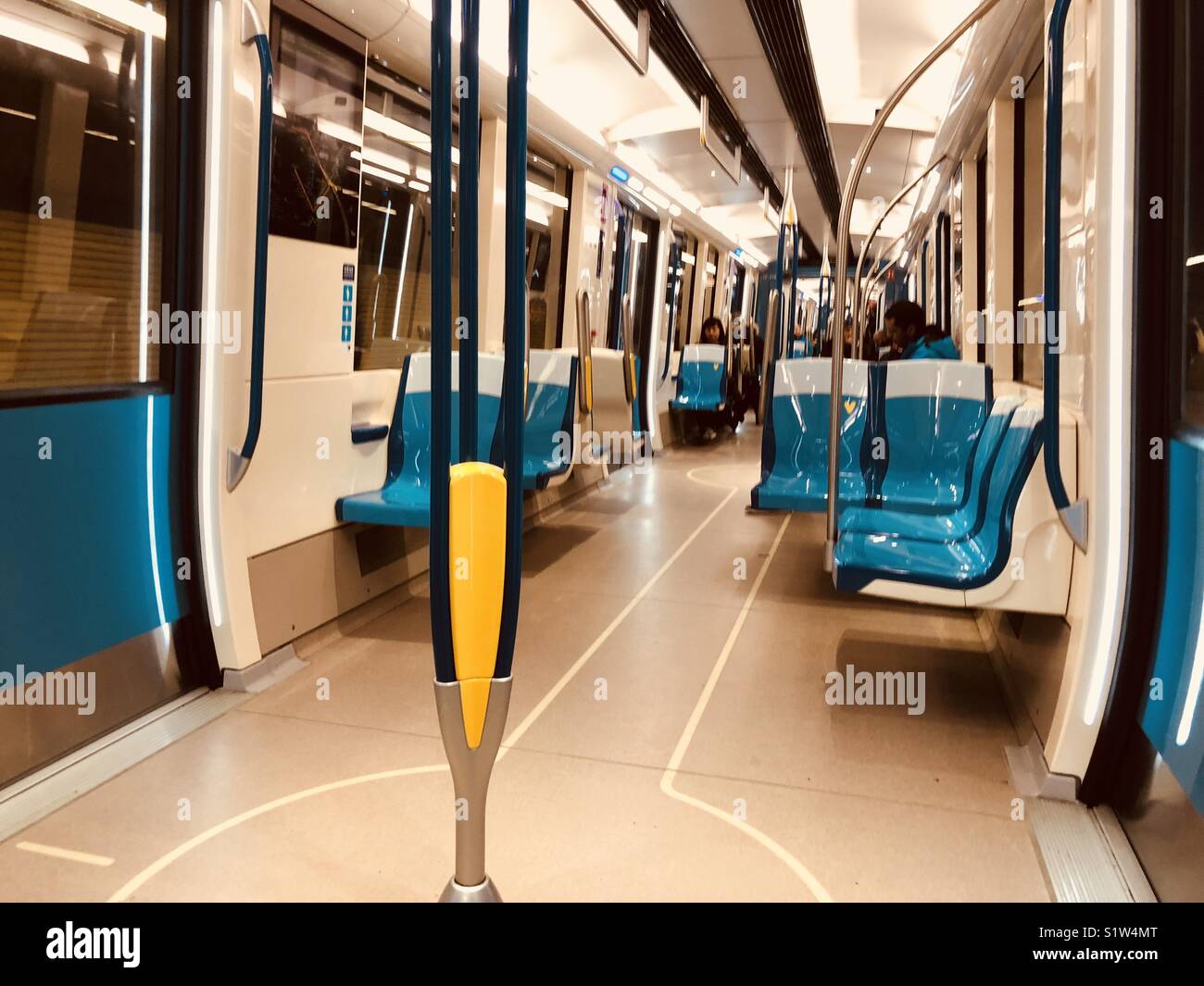 Menschen, die in der Metro, in Soo viel Spaß, Kühlen, Sky Blue Chairs, mit der gelben Pol, in der U-Bahn sehen, Soo viel Spaß, beim Fahren, In der Mitte stehen, leuchtet immer auf, Soo viel Faulheit. Stockfoto