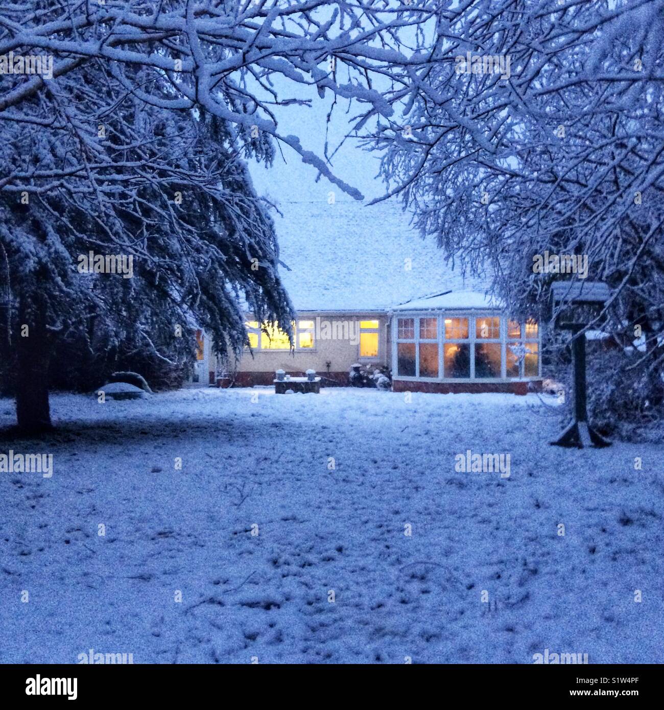 Landhaus im Schnee, Hampshire, England, Vereinigtes Königreich. - Smartphone-aufgenommenes Stockfoto