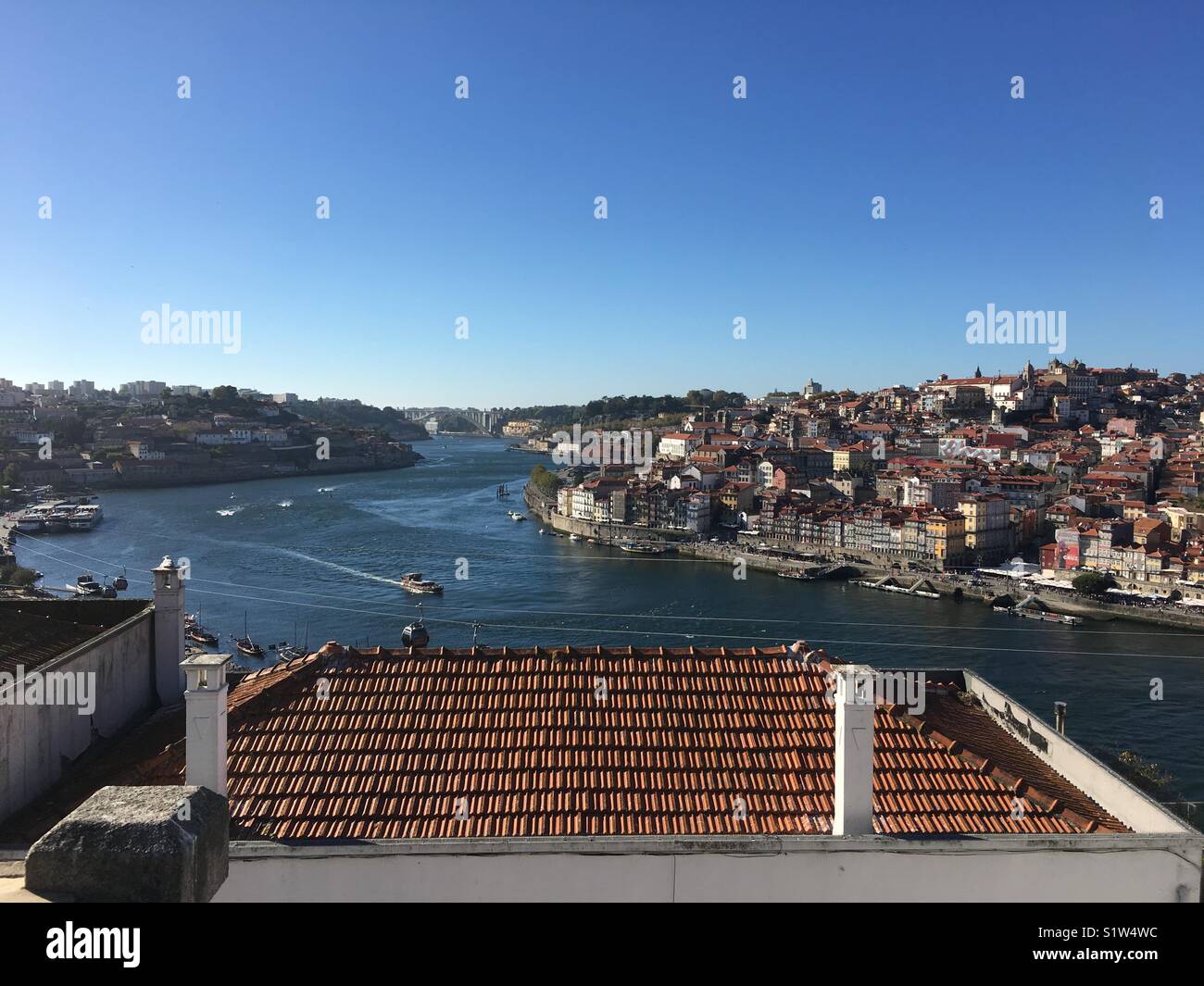Blick auf den Fluss Douro, Porto, Portugal - Smartphone-aufgenommenes Stockfoto