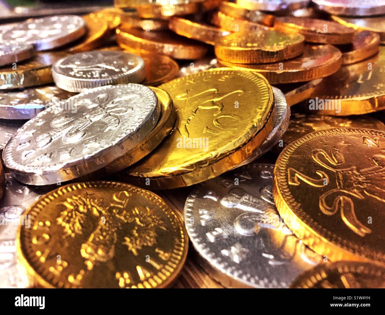 Geld Münzen Finanzen neues Jahr Einsparungen und Investitionen - Smartphone-aufgenommenes Stockfoto