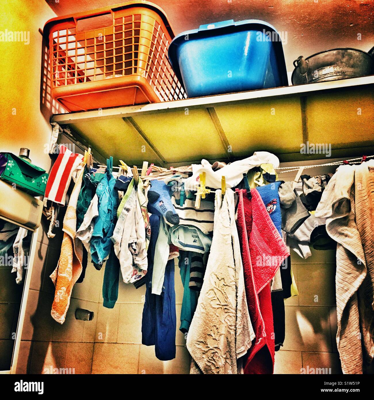 Stauraum im Schrank Stockfoto