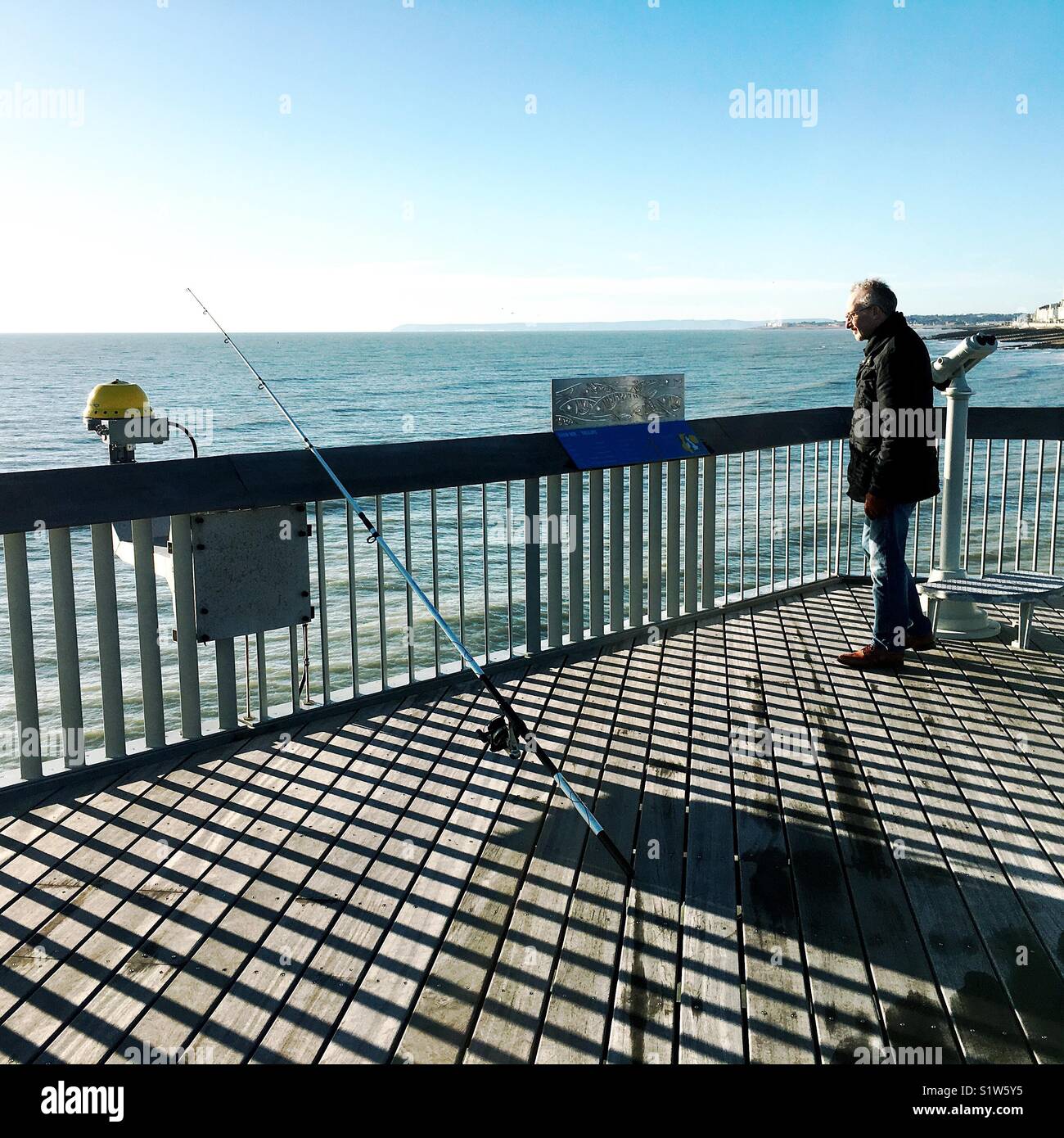 Fischer an der Hastings Pier Stockfoto