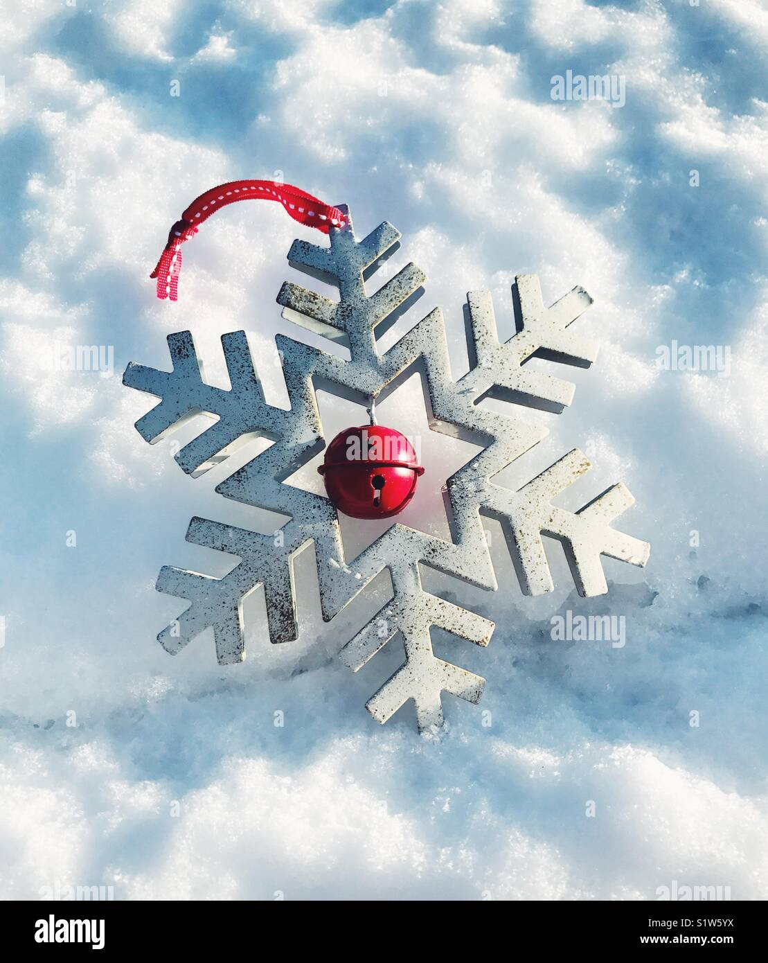 Schneeflocke Christmas Ornament im Schnee Stockfoto