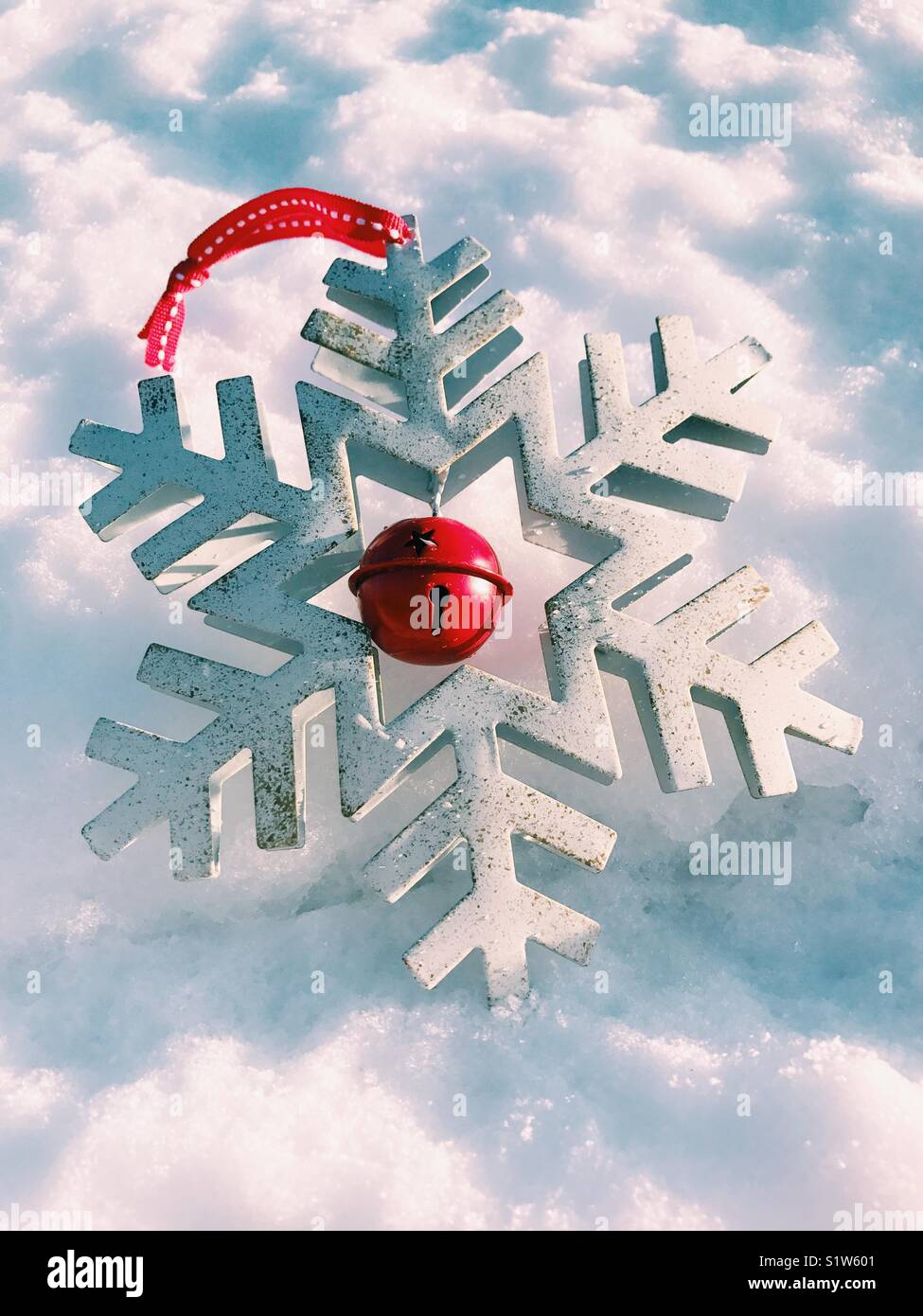 Schneeflocke Christmas Ornament im Schnee Stockfoto