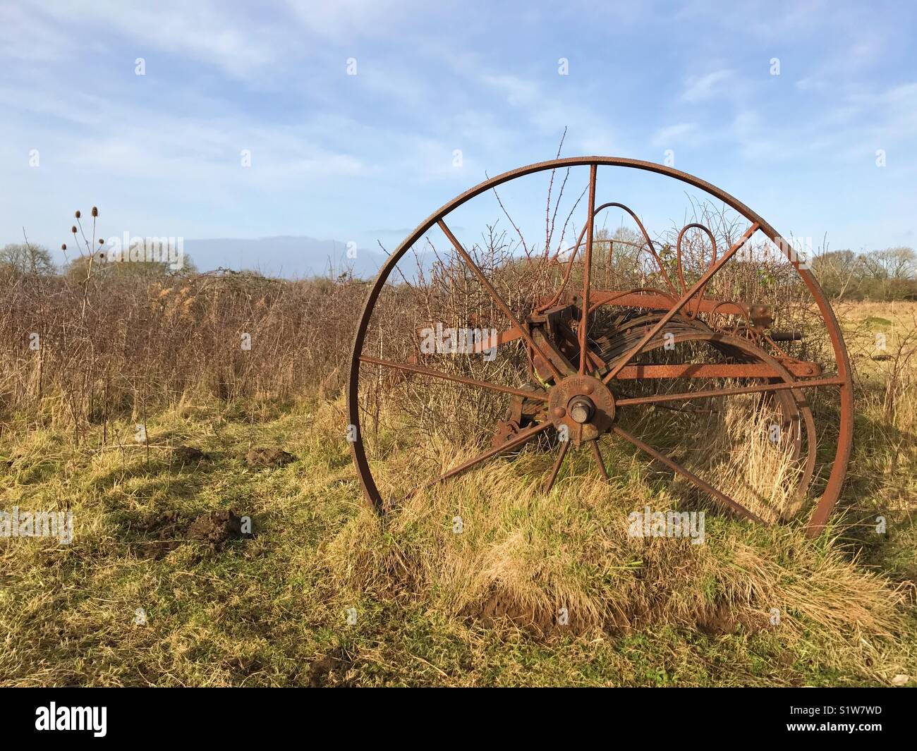 Alten landwirtschaftlichen Maschinen in einem Feld verlassen Stockfoto