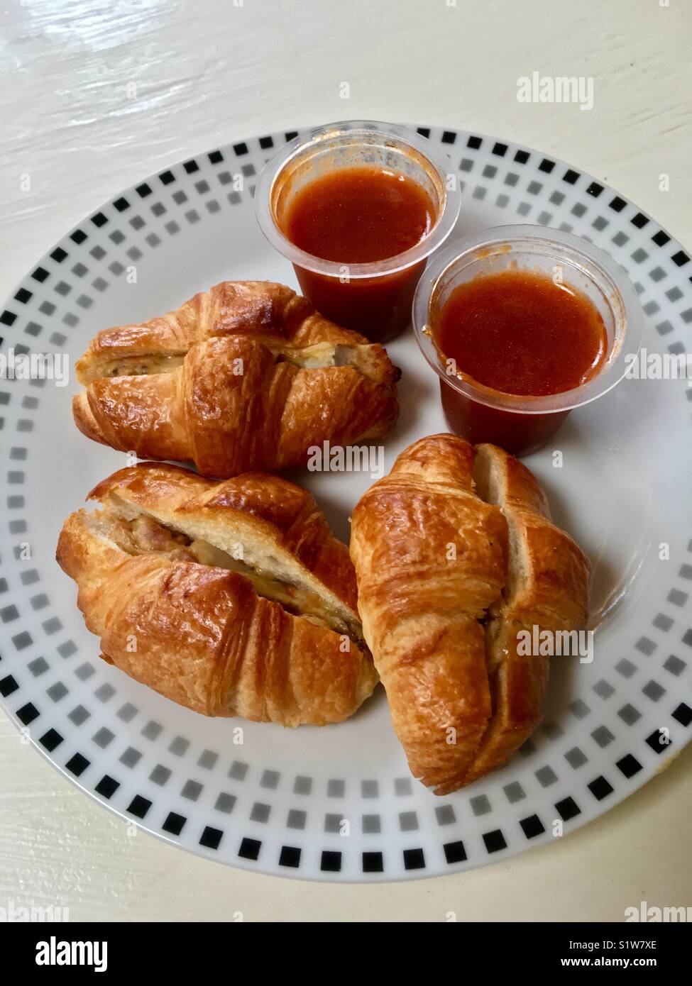 Croissants und Bloody Mary Schüsse für Frühstück Stockfoto