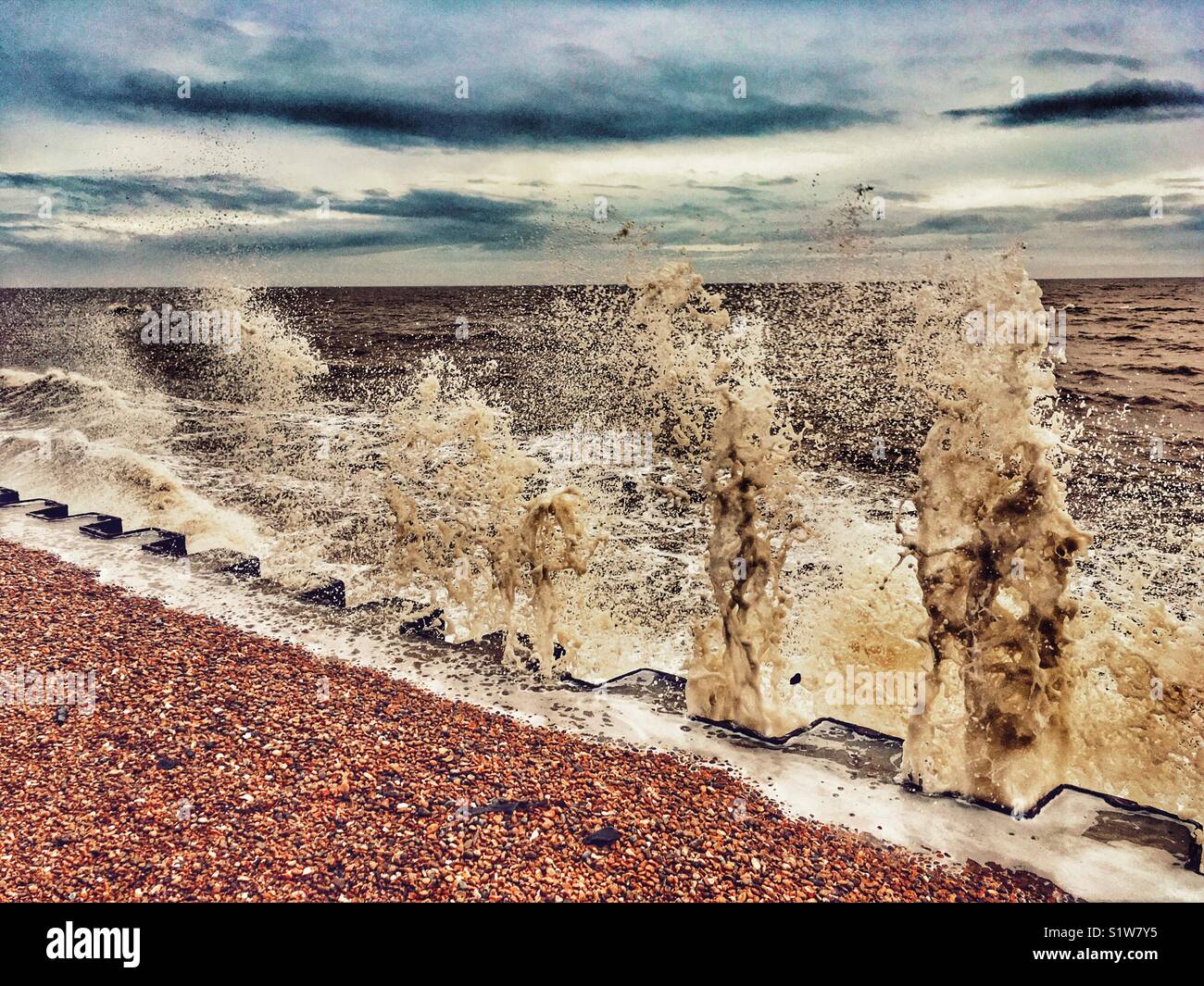 Wellen schlagen der Sea Wall, bawdsey Fähre, Suffolk, Großbritannien. - Smartphone-aufgenommenes Stockfoto