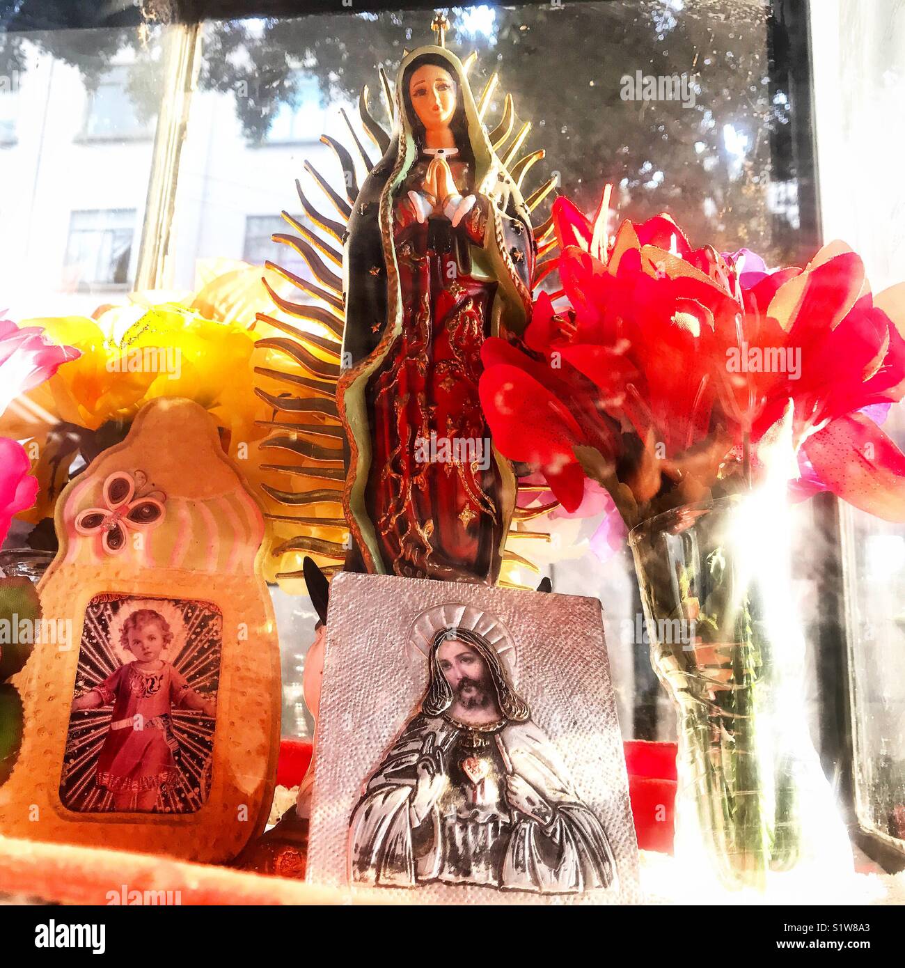 Bilder von Baby Jesus, Jesus Christus und die Jungfrau von Guadalupe in Mexiko City einen Altar schmücken - Smartphone-aufgenommenes Stockfoto