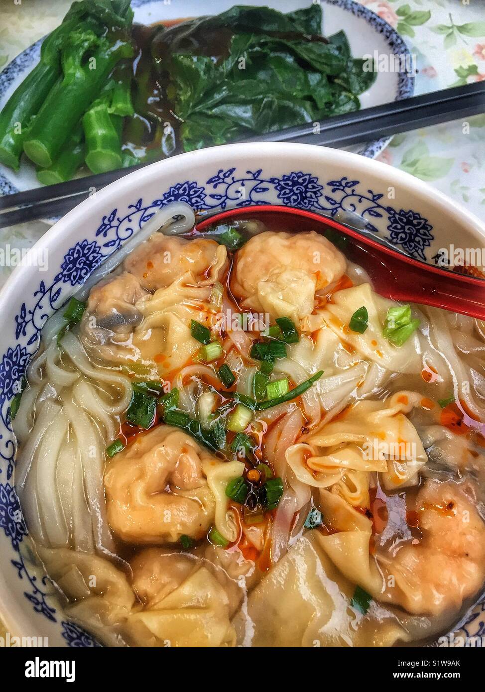 Garnelen Wan-tan Nudelsuppe, Gai lan und Austernsauce, Fat Boy Restaurant, Causeway Bay, Hong Kong Stockfoto