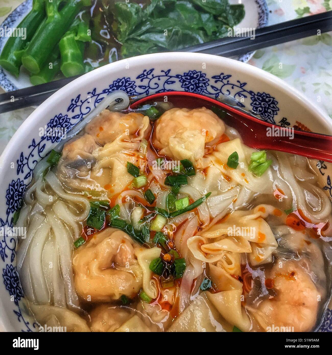 Garnelen Wan-tan Nudelsuppe, Gai lan und Austernsauce, Fat Boy Restaurant, Causeway Bay, Hong Kong - Smartphone-aufgenommenes Stockfoto