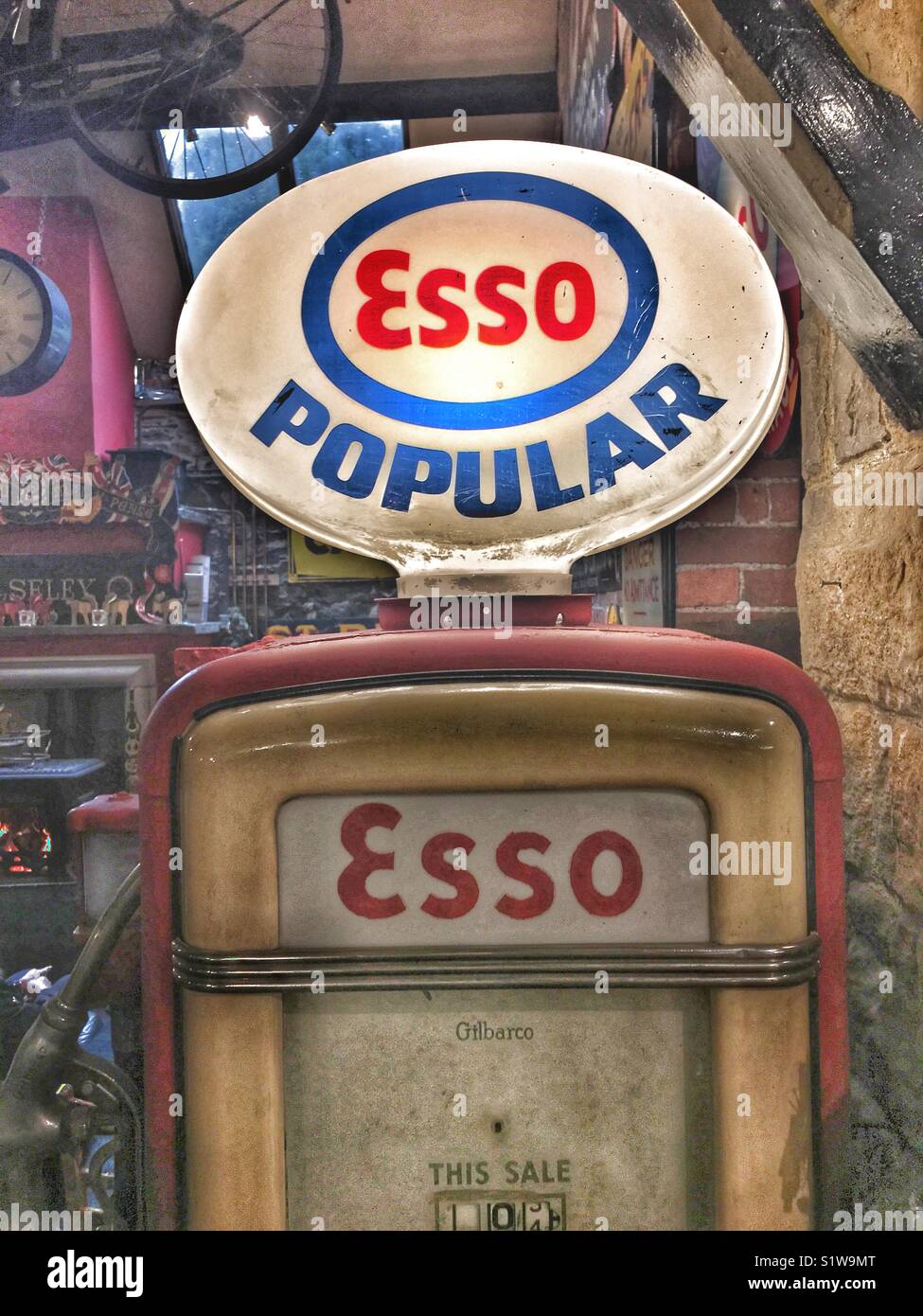 Vintage Esso Tankstelle im Museum Stockfoto