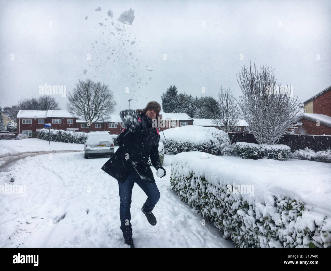 Mann, Schneeball werfen - Smartphone-aufgenommenes Stockfoto