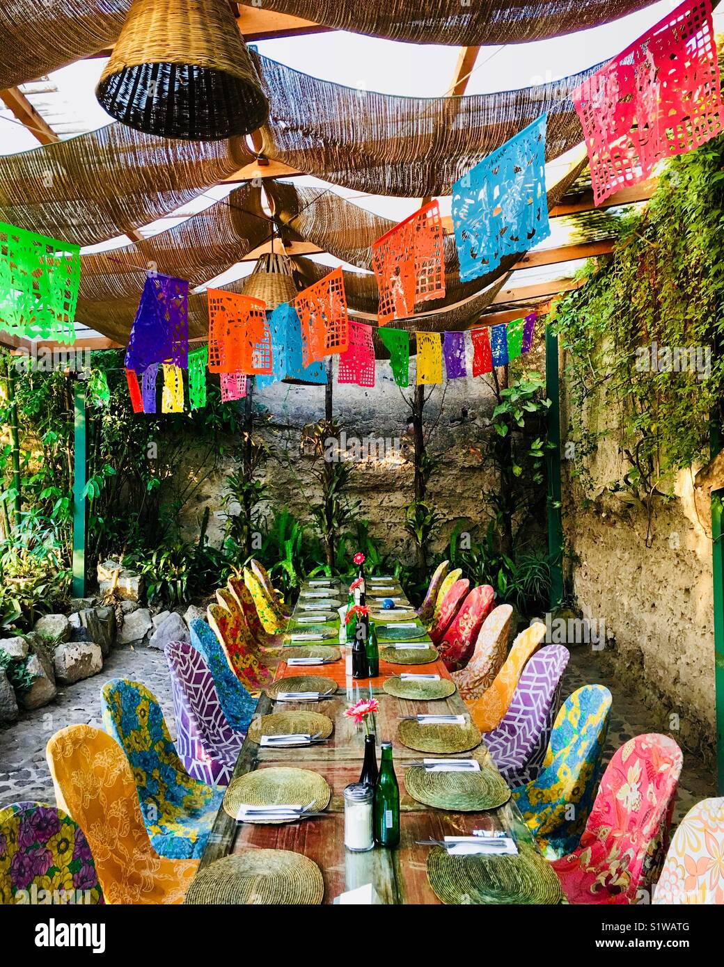 Favorite verträumter Garten Cafe in Antigua, Guatemala, das Frische & gesunde Bauernhof bis auf den Tisch essen Stockfoto